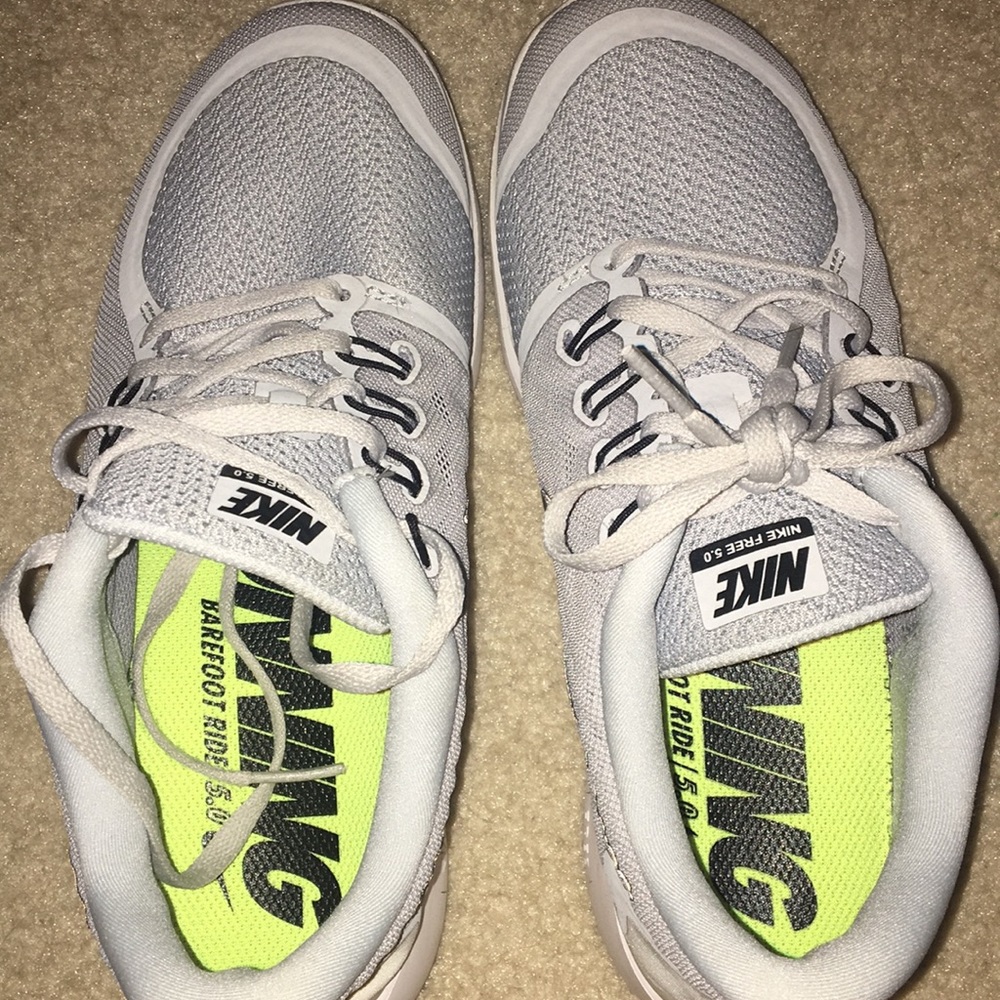 WHITE & BLACK NIKE FREE 5.0